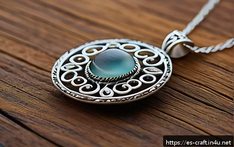 수공예 고급 악세서리 디자인 - A close-up of a handcrafted contemporary silver necklace featuring intricate filigree work combined ...