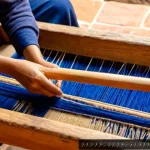 Home 23 수공예 기법 - Photorealistic close-up of an artisan in Oaxaca, Mexico, weaving a vibrant wool textile on a traditi...